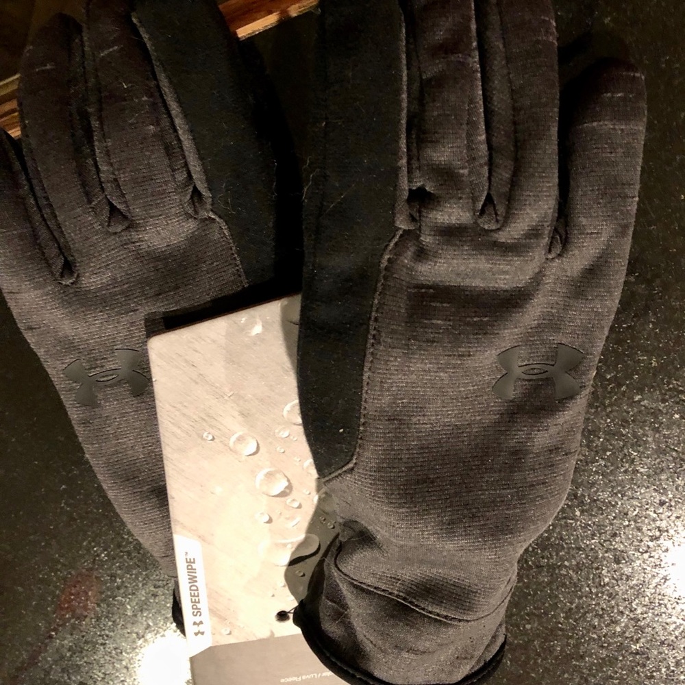 Under Armour Storm Gloves NWT. Small. Textable , water resistant.